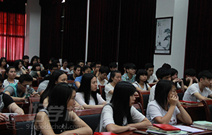 广州市蓝天技工学校学员上课场景